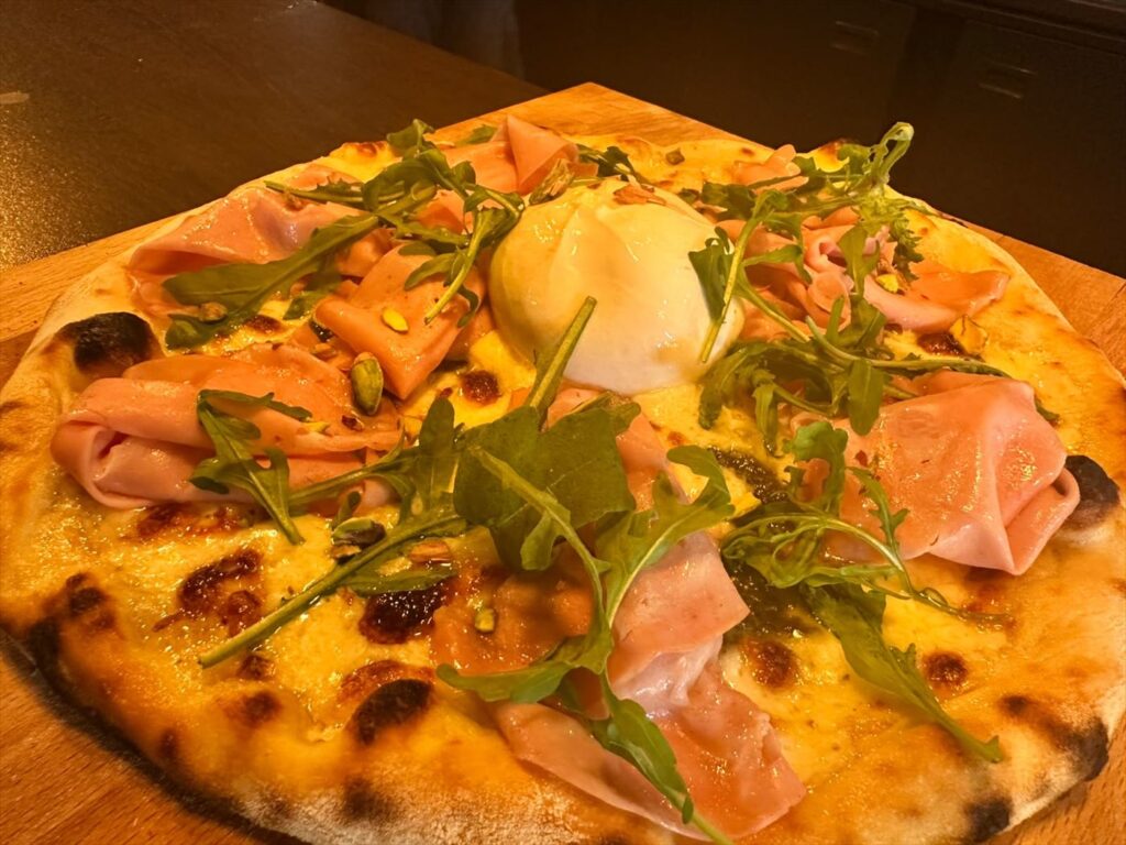 Pizza Mortadella, stracciatella et éclats de pistache, Mama Pizza Valdahon