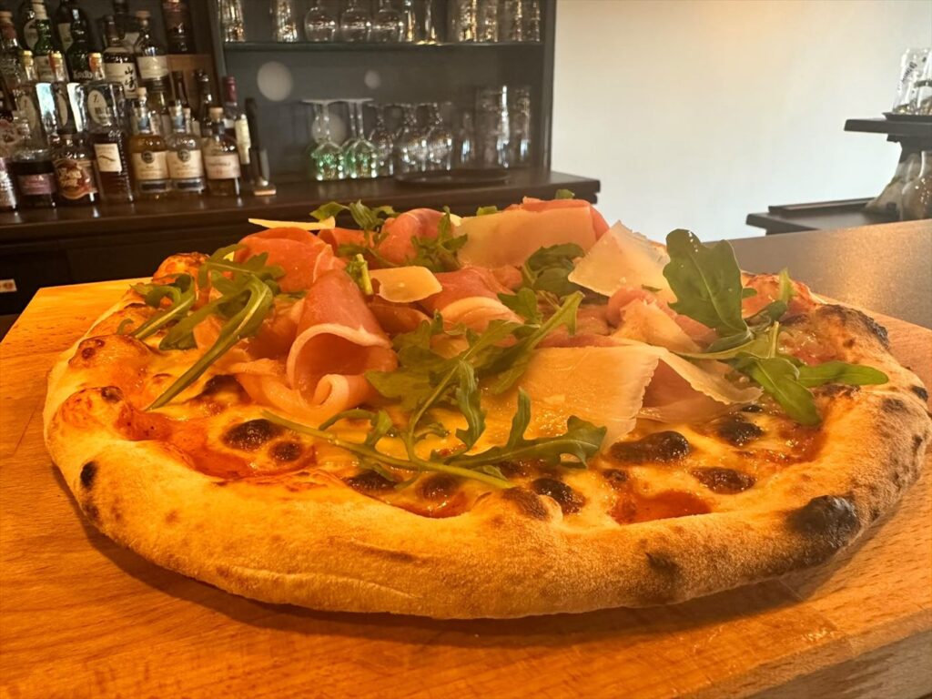 Pizza Parma servie au bar de Mama Pizza à Valdahon